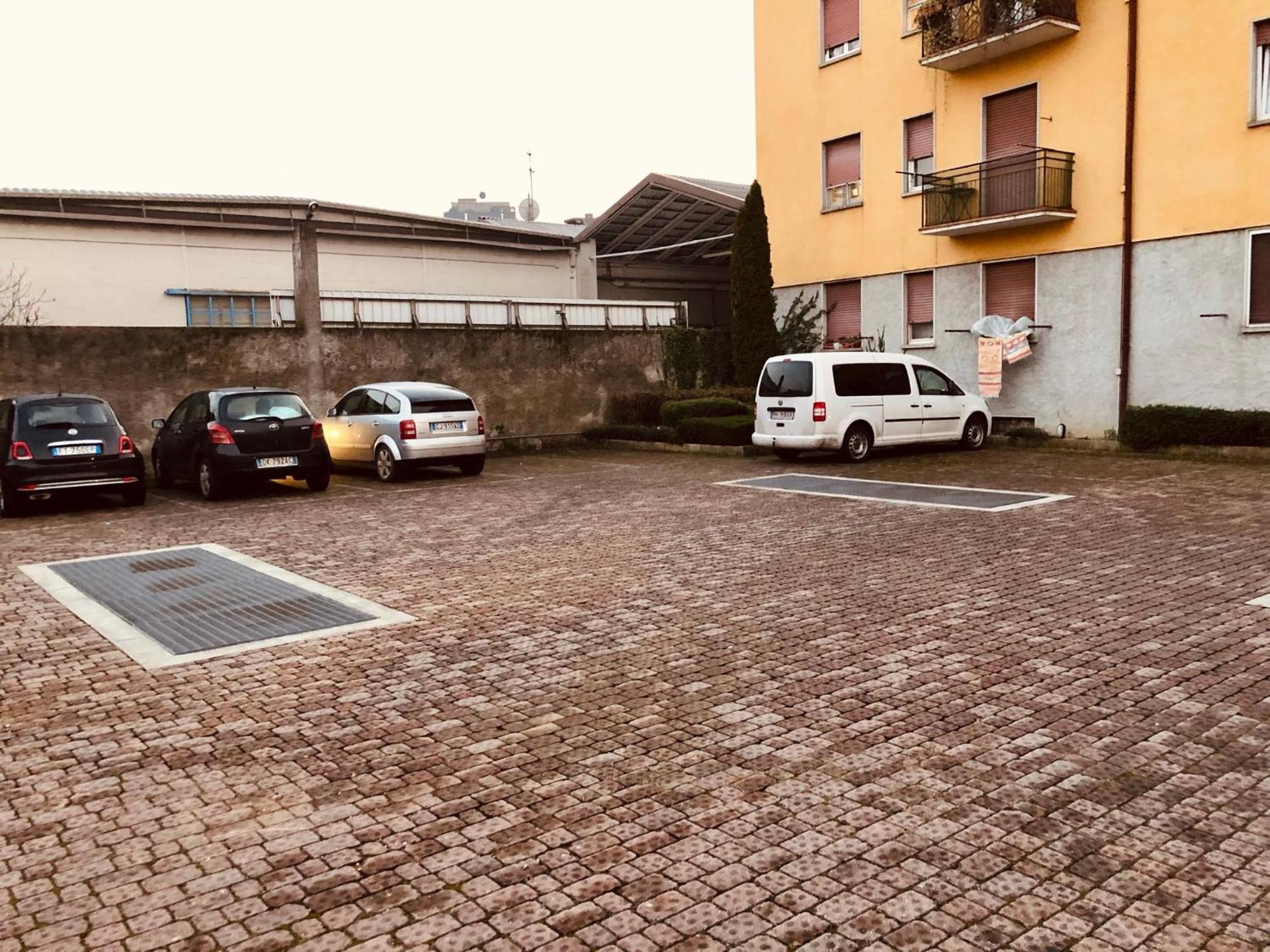 Bergamo Easy Airport Private Parking Apartment Bagian luar foto